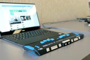 Ordinateur portable avec une extension de clavier braille