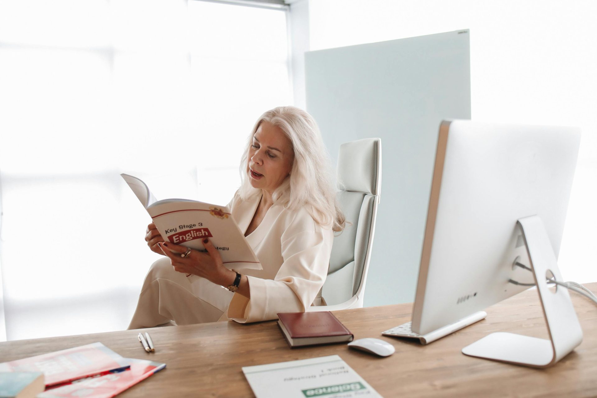femme qui lit un manuel d'anglais